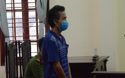 Đấm vào mặt cảnh sát sau khi bị nhắc đeo khẩu trang, người đàn ông U50 bị phạt 9 tháng tù