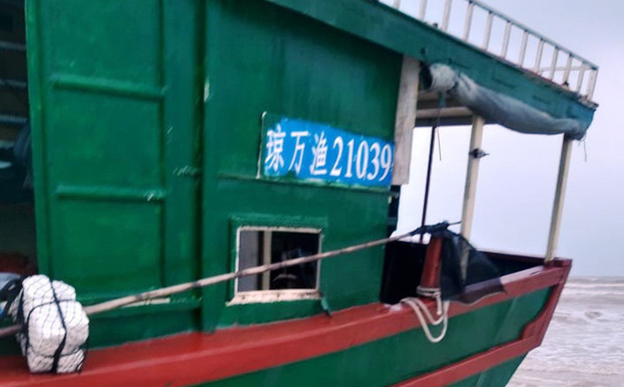 Bí ẩn con tàu không có người, thân tàu ghi chữ Trung Quốc trôi dạt vào bờ biển Quảng Bình