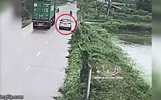 Khoảnh khắc xe ô tô con lao xuống ao sau khi cố tránh xe container