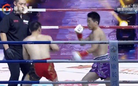 Võ sư Trung Quốc 41 tuổi thách đấu rồi bất ngờ đá ngất võ sĩ 22 tuổi sau 35 giây