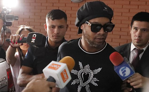 Trả 40 tỷ tiền bảo lãnh, Ronaldinho được ra khỏi nhà tù sau 32 ngày bị giam giữ