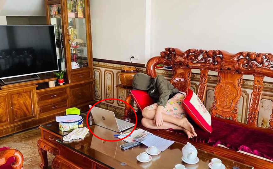 Em gái học online &quot;nhường&quot; hết việc nhà cho anh trai nhưng nhìn hành động của cô, ai cũng ngao ngán