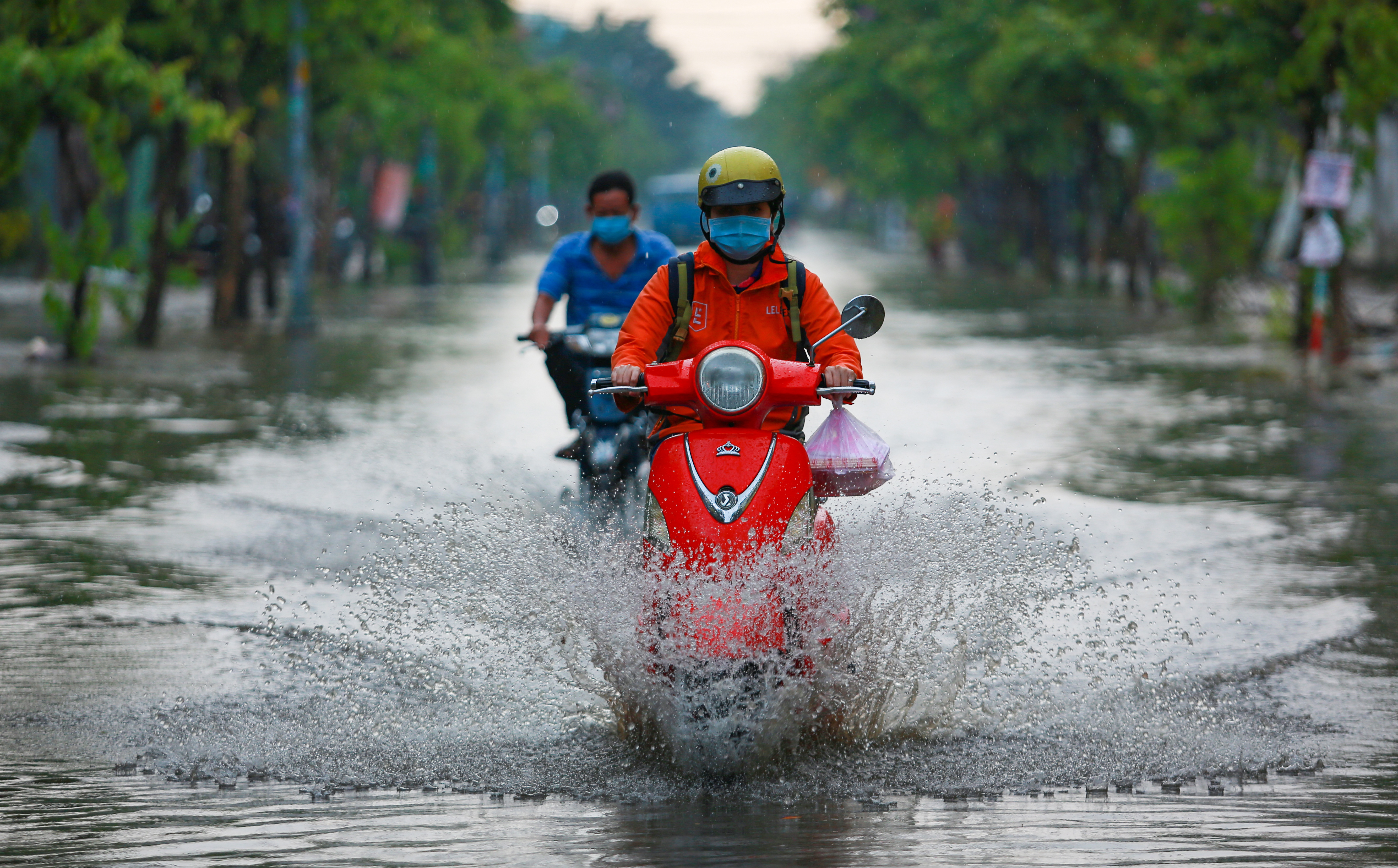 Đường Sài Gòn ngập sâu sau cơn mưa lớn &quot;giải nhiệt&quot; kéo dài 30 phút