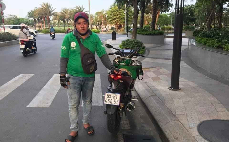 Cô gái bước ra khỏi lan can chuẩn bị nhảy cầu Sài Gòn, tài xế kịp thời kéo lại và giữ chặt
