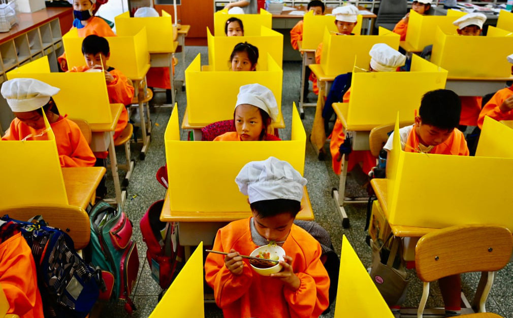 24h qua ảnh: Cảnh học sinh ăn trưa tại trường ở Đài Loan