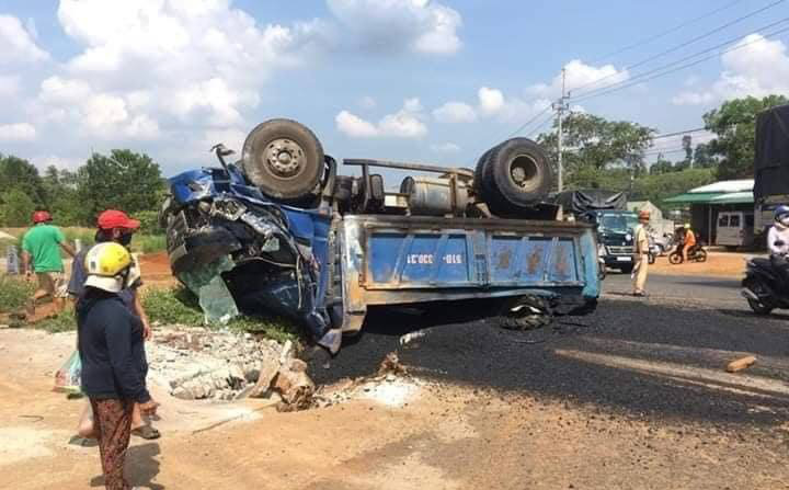 Tài xế xe tải lùi xe tông vào xe máy và xe công nông, một người phụ nữ thiệt mạng và nhiều người bị thương