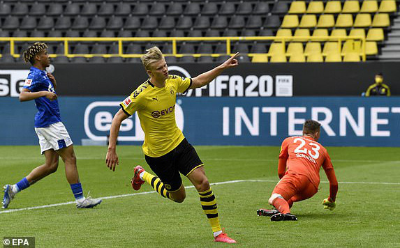 Tạm quên nỗi lo Covid-19, Dortmund &quot;nghiền nát' Schalke 04 trong trận derby kỳ lạ bậc nhất lịch sử
