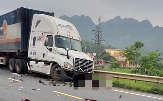 Lạng Sơn: Container lấn làn tông liên hoàn 3 ô tô xe máy khiến 3 người thương vong