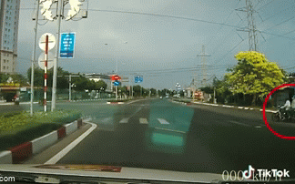 Bản tin tổ lái: Những màn &quot;phản đòn&quot; đau đớn giữa đường và pha đánh lái tự hại mình của xe máy