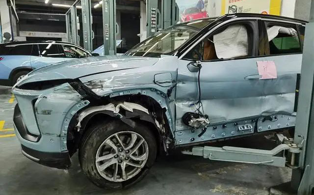 Xe điện Trung Quốc vừa mua 1 tháng đã nổ cả cặp lốp gây tai nạn, nạn nhân tuyên bố: 'Chắc chắn có vấn đề về chất lượng!'