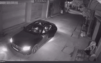 Người đàn ông đi xe Mercedes và chiếc túi ni lông: Hành động xấu xí lúc nửa đêm khiến MXH xôn xao