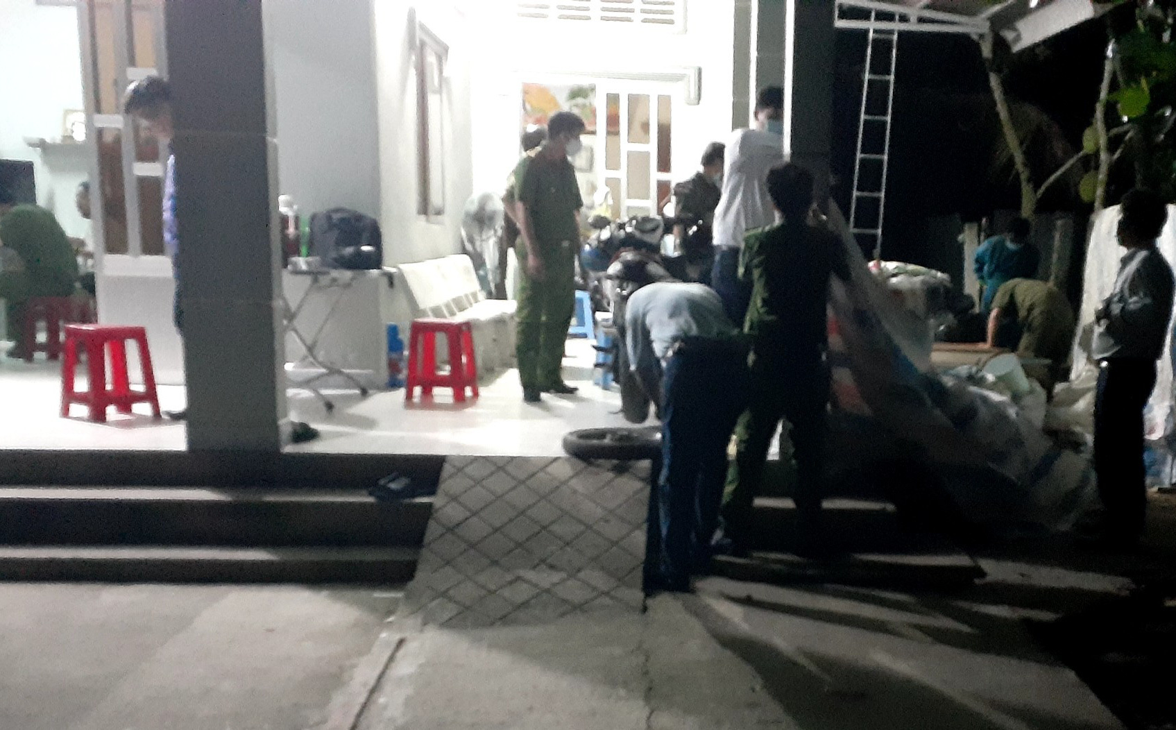 Vợ bị đâm nguy kịch nằm bên lề đường, chồng uống thuốc diệt cỏ tự tử