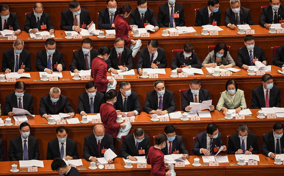 24h qua ảnh: Nhân viên lễ tân phục trà cho đại biểu quốc hội Trung Quốc