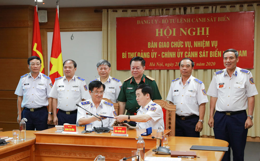 Trung tướng Hoàng Văn Đồng bàn giao chức vụ Chính ủy Cảnh sát biển Việt Nam cho Thiếu tướng Bùi Quốc Oai