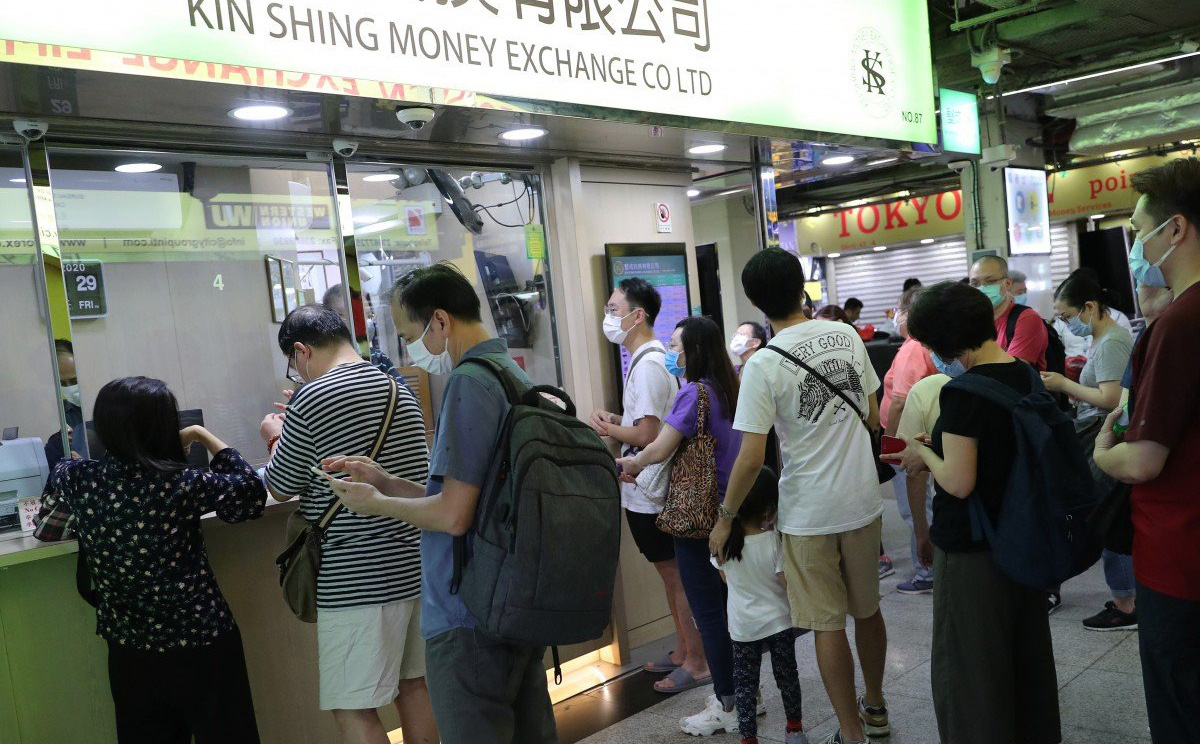 SCMP: Mỹ tước quy chế đặc biệt, dân Hồng Kông ồ ạt đổi USD, cửa hàng 