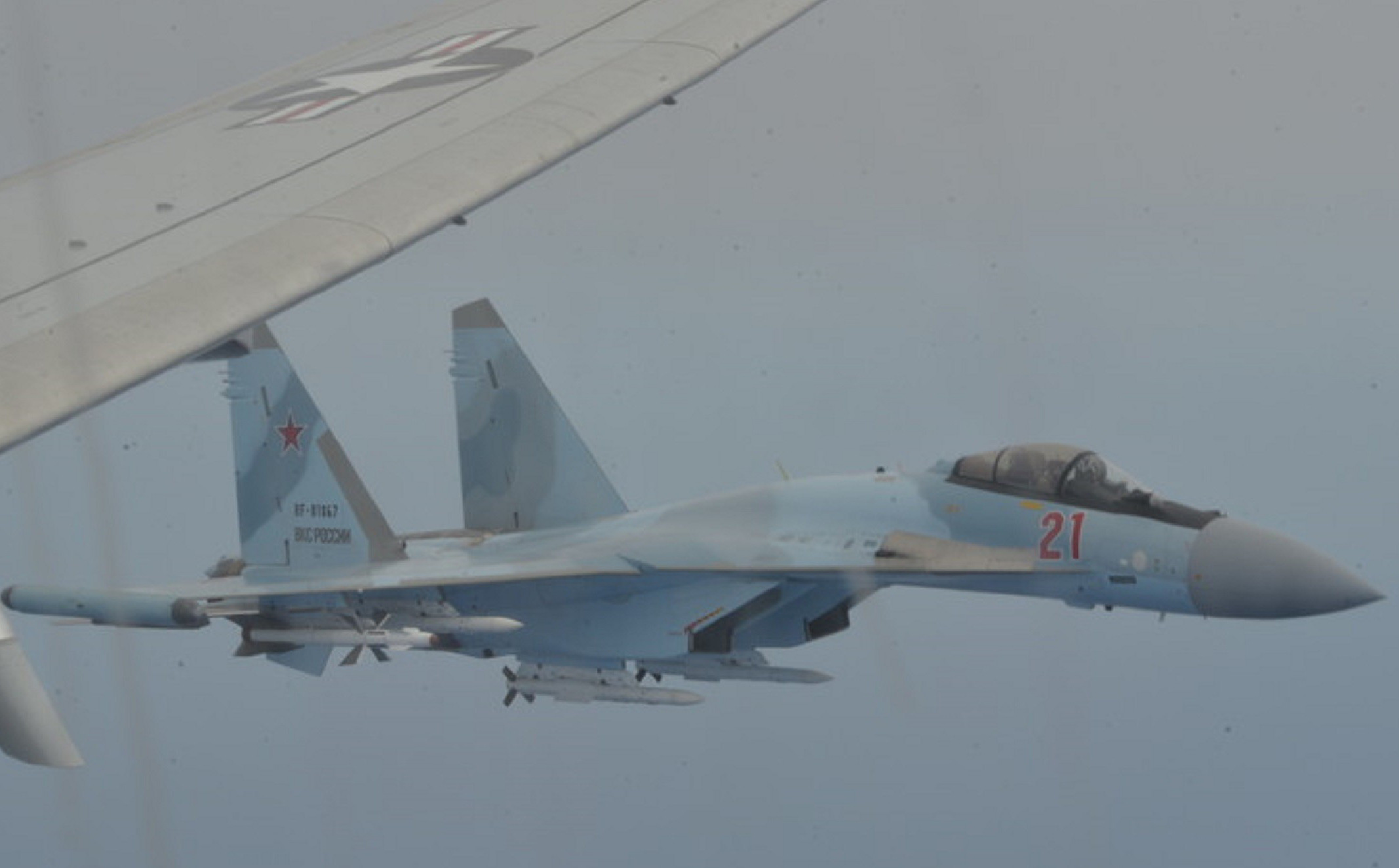 F-16 dư sức &quot;làm xấu mặt&quot; Su-35: Vì sao Mỹ không hành động khi bị Nga đánh chặn nguy hiểm?