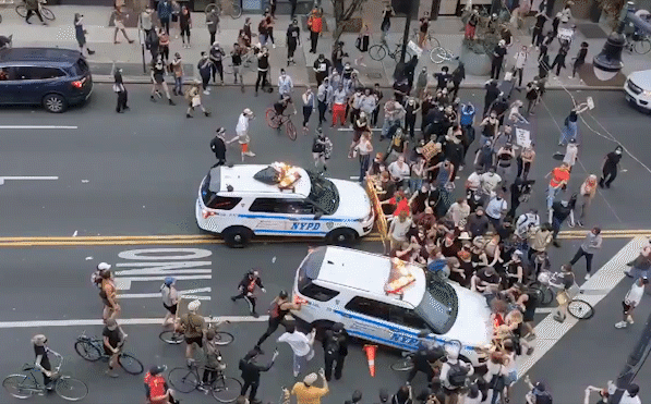 Cảnh sát lao xe vào đám đông biểu tình, Thị trưởng New York: &quot;Tôi ước họ không làm vậy&quot;