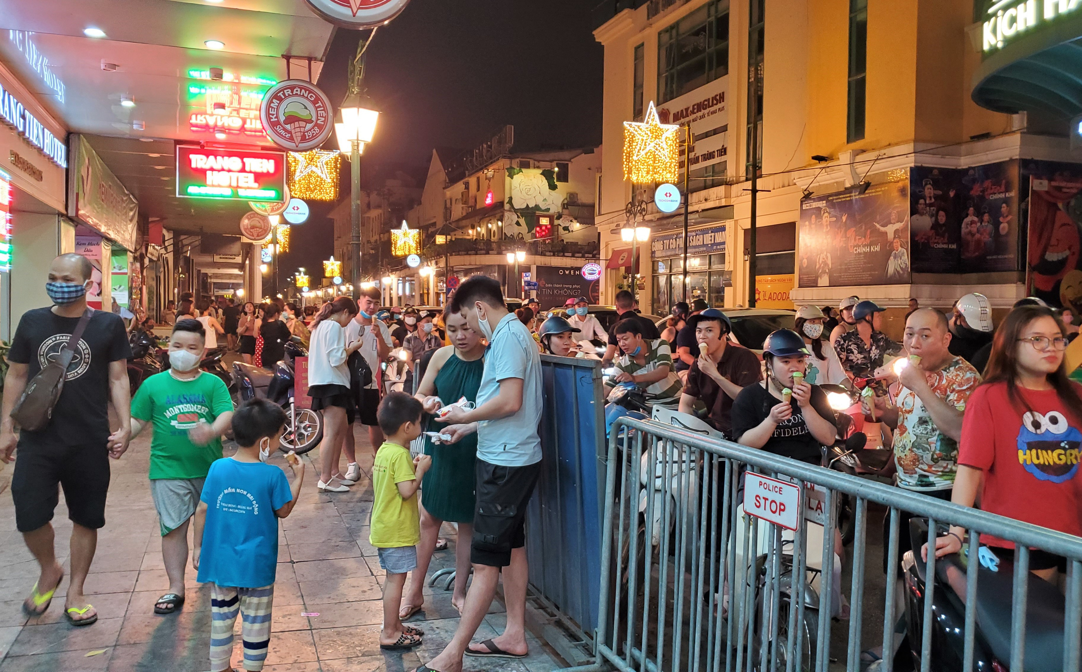 Nắng nóng đầu hè, hàng kem nổi tiếng Hà Nội chật cứng người