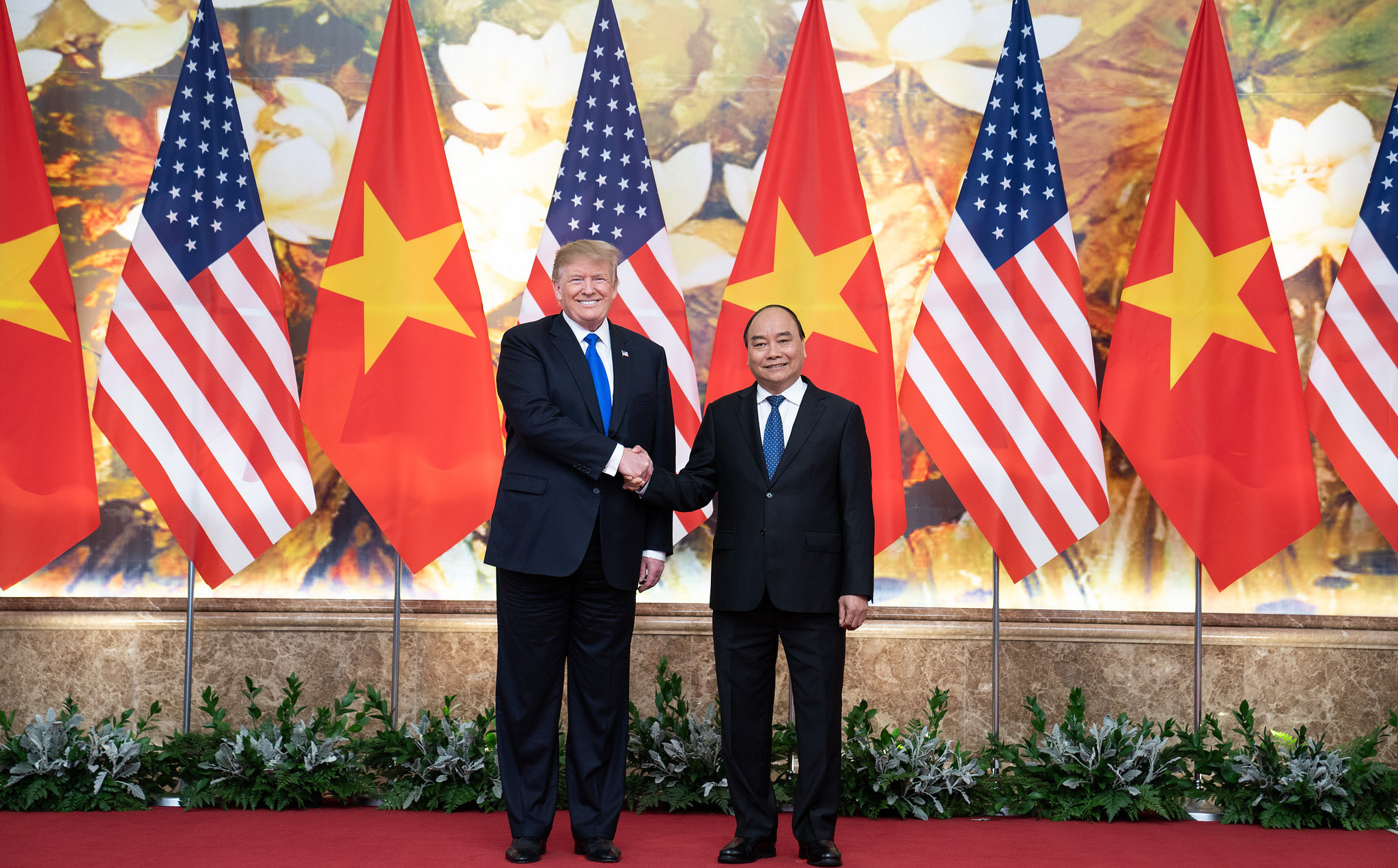 Thủ tướng Nguyễn Xuân Phúc điện đàm với Tổng thống Mỹ: Ông Trump cảm ơn Việt Nam hỗ trợ, ngỏ ý tặng máy thở