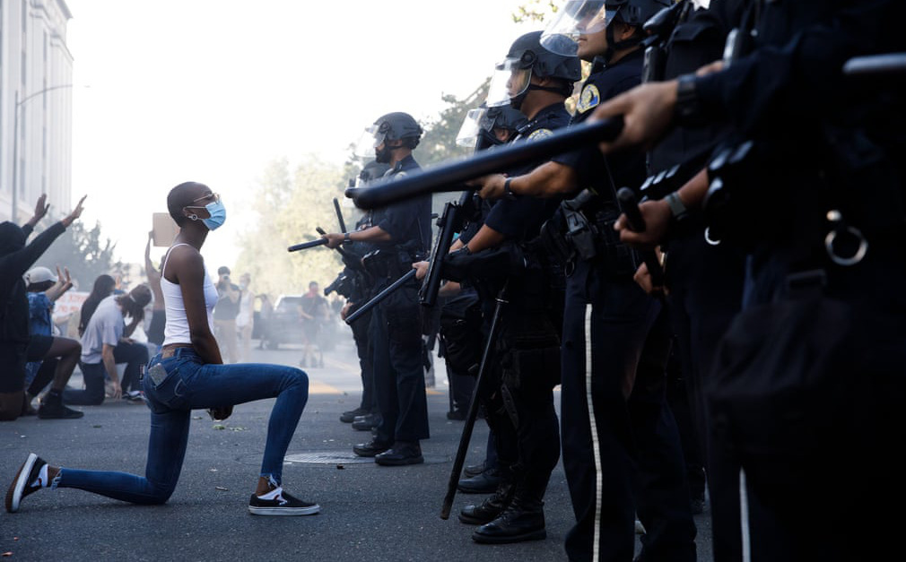 24h qua ảnh: Người biểu tình quỳ trước cảnh sát chống bạo động ở Mỹ