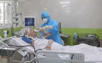 Phi công người Anh mắc Covid 19 còn phụ thuộc máy thở 1 tháng hoặc dài hơn