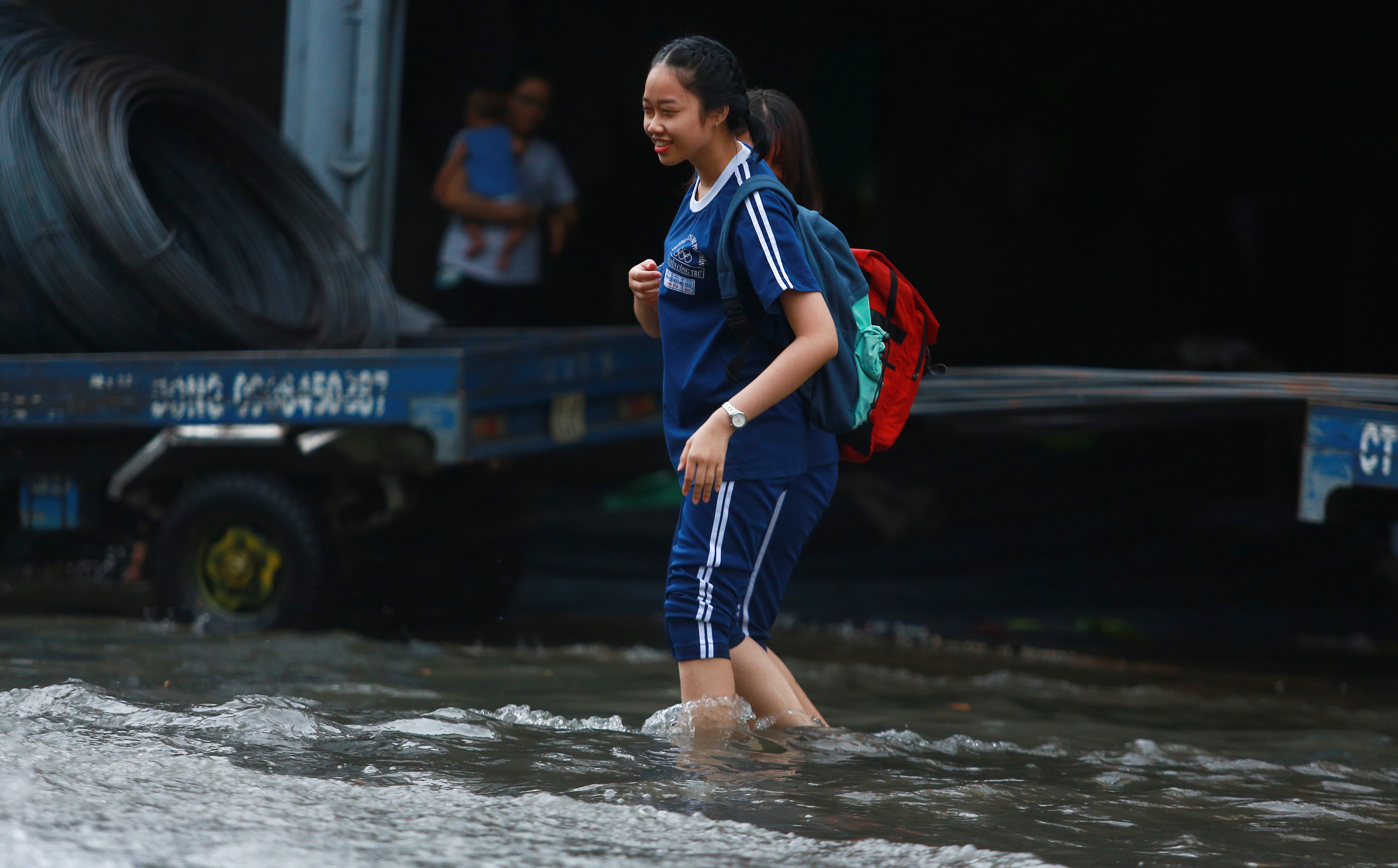 [ẢNH] Người Sài Gòn lại bì bõm trên những con đường ngập nước để về nhà sau mưa lớn