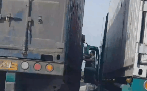 CLIP: Tài xế cầm cờ lê "dằn mặt" lái xe tải, dáng đứng của anh ta khiến tất cả ngao ngán