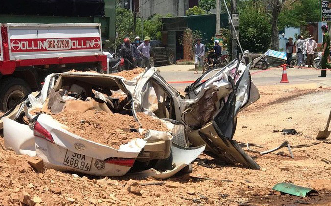 Video hiện trường vụ tai nạn kinh hoàng ở Thanh Hóa, xe ben đè chết 3 người trong xe ôtô