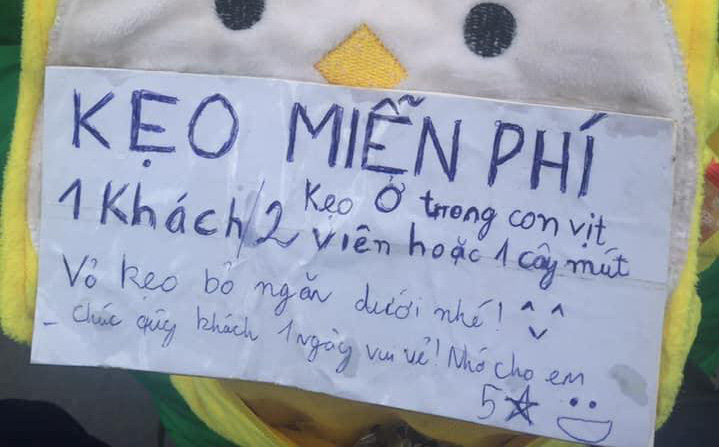 Tài xế xe ôm đeo ba lô con vịt sau lưng, những dòng chữ trên đó khiến khách bất ngờ, thích thú