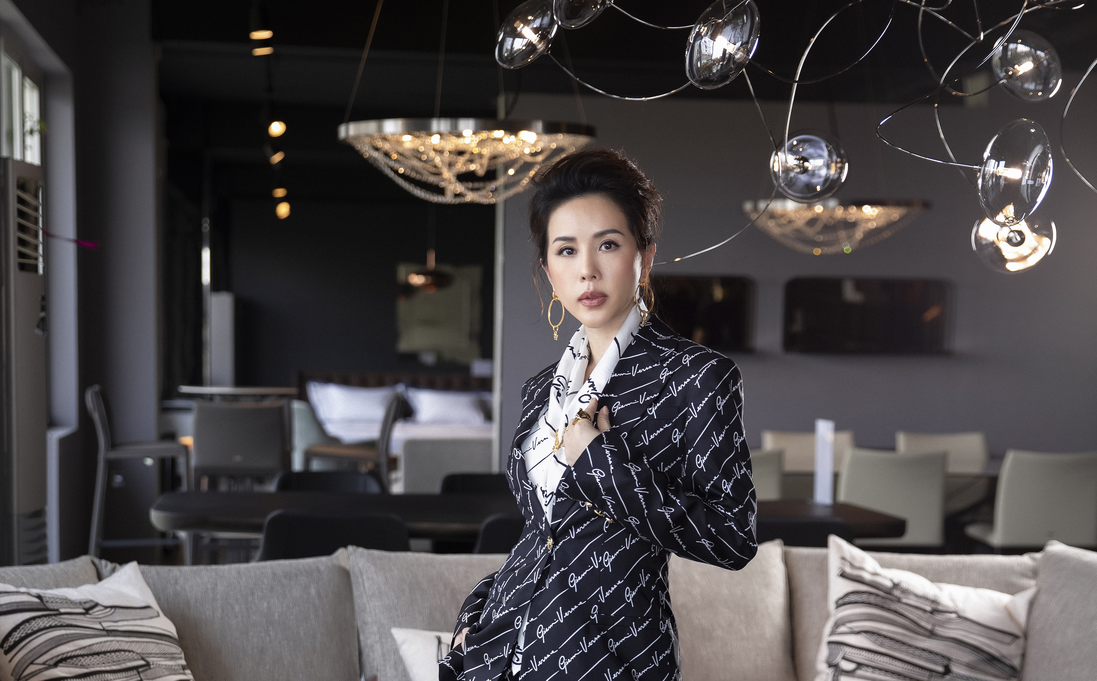 Hoa hậu Thu Hoài: “Đã có lúc, tôi chỉ có thể ngồi xem phim và để mất 4-5 tỷ đồng/ tháng”