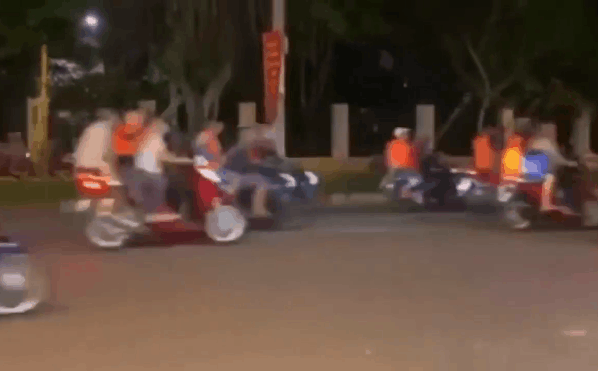 CLIP: Hàng loạt xe máy chở người mặc áo cam, cầm hung khí "náo loạn" phố Sài Gòn