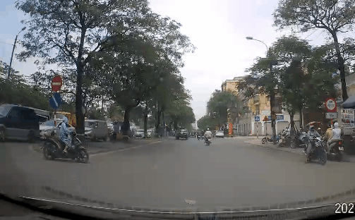 CLIP: Hồn nhiên sang đường, nữ "ninja" bị quát thẳng mặt và màn đối đáp khiến tất cả bất ngờ