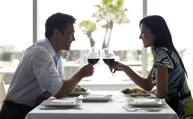 Ly dị xong cặp vợ chồng rủ nhau đi ăn, 1 sự việc bất ngờ xảy ra khiến cả 2 thay đổi quyết định