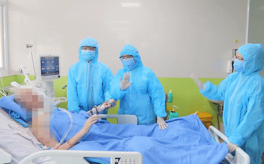Bệnh nhân phi công người Anh vẫy tay chào bác sĩ