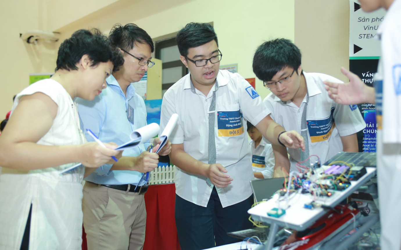 STEAM for Vietnam và VinUni tổ chức khóa học về Robotics cho học sinh THPT