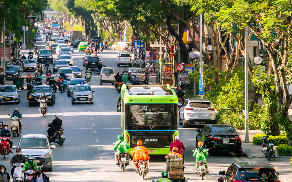 Người dân thủ đô háo hức khám phá xe buýt không khói tiên phong ở Việt Nam