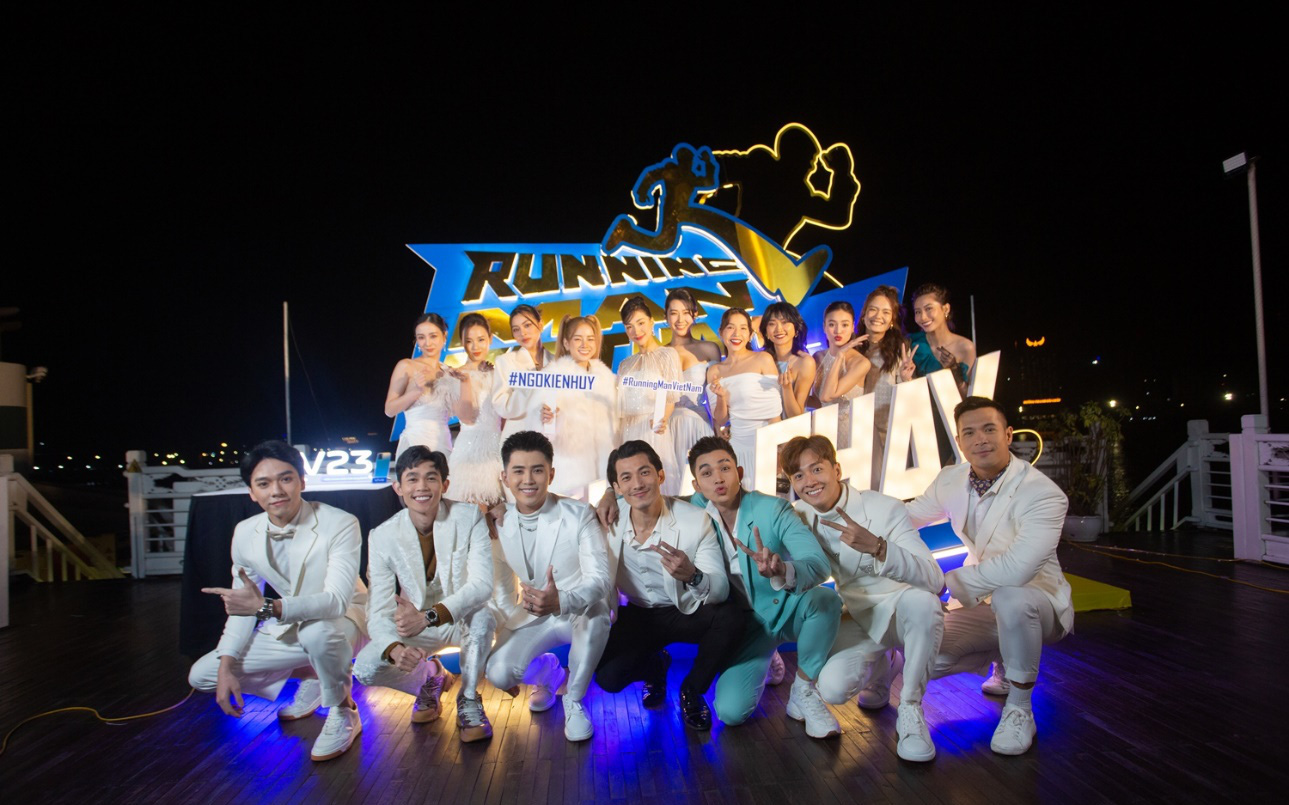 Dàn cast Running Man Vietnam lên đồ siêu đẹp, nổi bật trên du thuyền tại Hạ Long