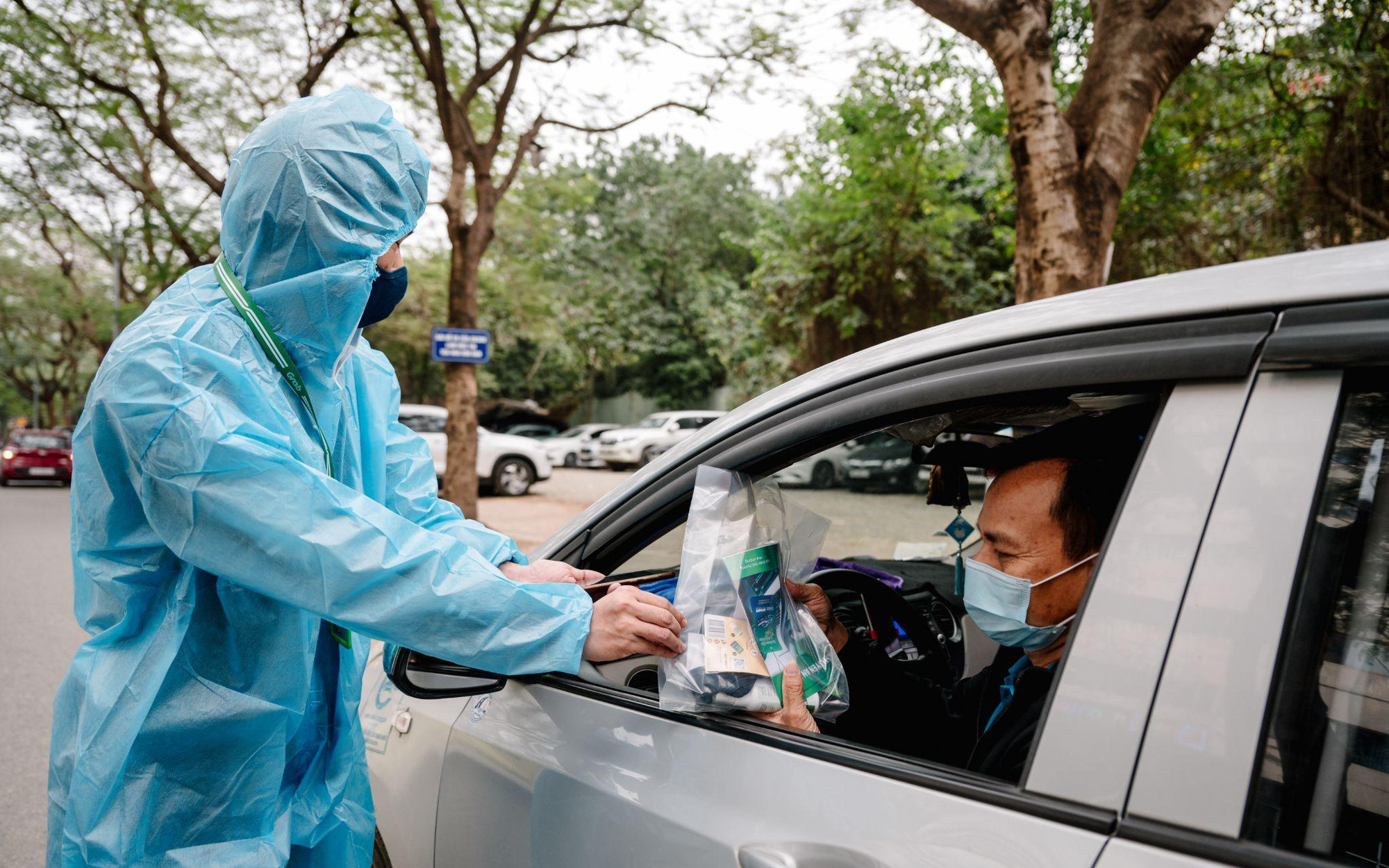 Bác tài GrabCar Hà Nội “vui như Tết” nhận bộ quà tặng an toàn mùa dịch