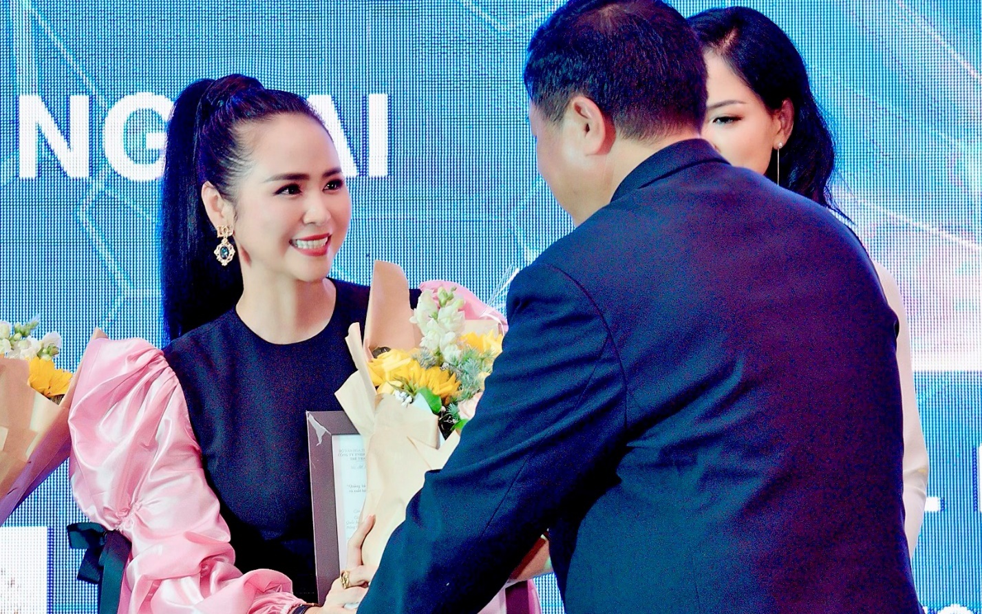 Nữ hoàng Hoa hồng Bùi Thanh Hương quảng bá nét đẹp áo dài và di sản Việt