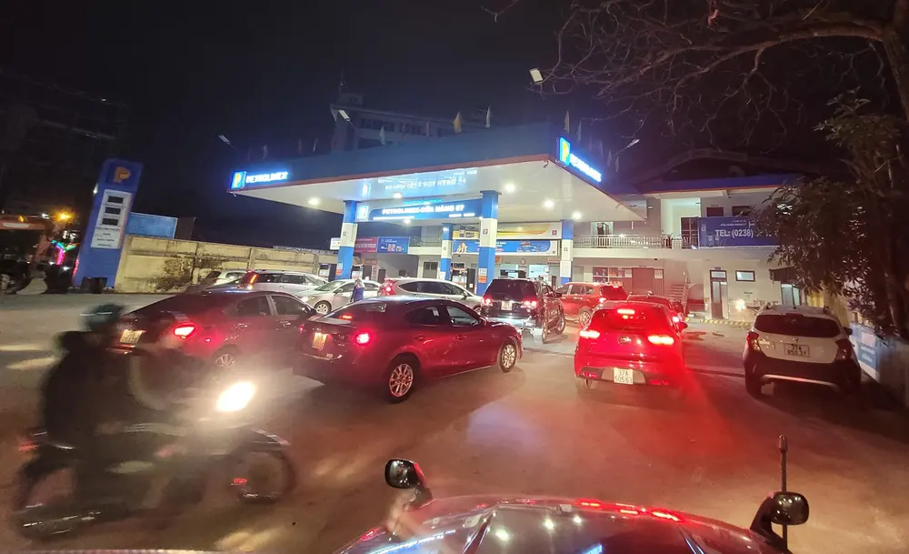 Người dân dùng xe nâng chở thùng hàng nghìn lít đi mua xăng dầu - Ảnh 7.