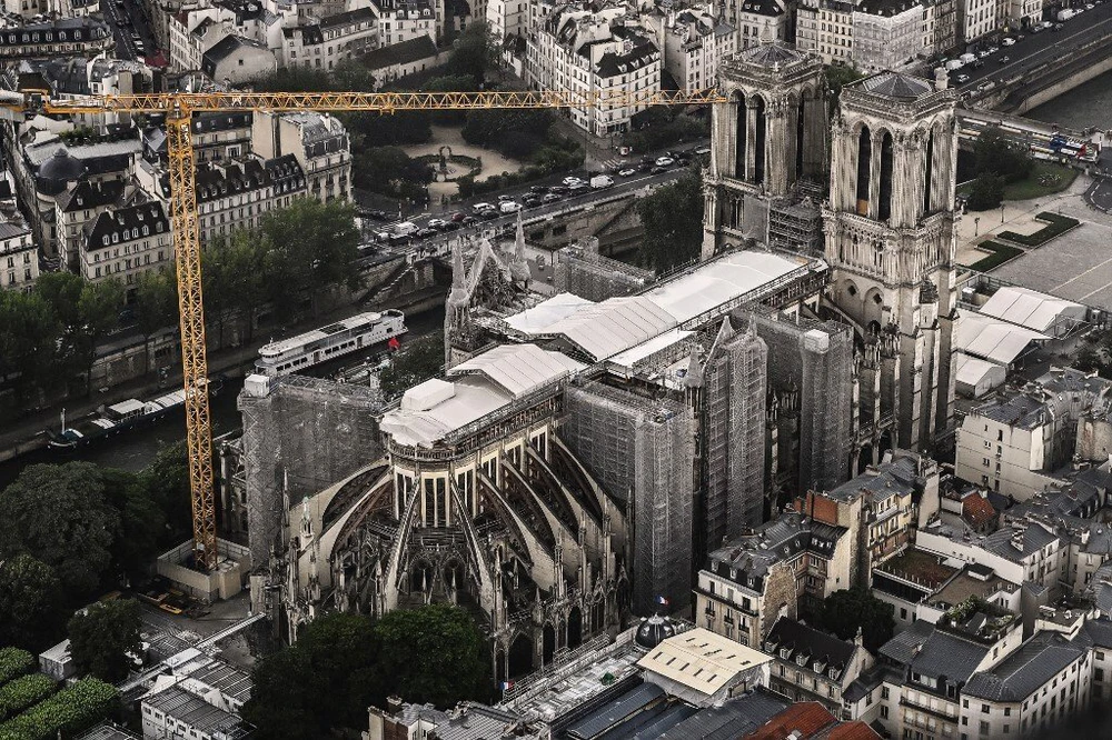Trận cháy kinh hoàng ở nhà thờ Đức Bà Paris để lộ quan tài kỳ lạ: Camera nội soi thấy gì? - Ảnh 4.