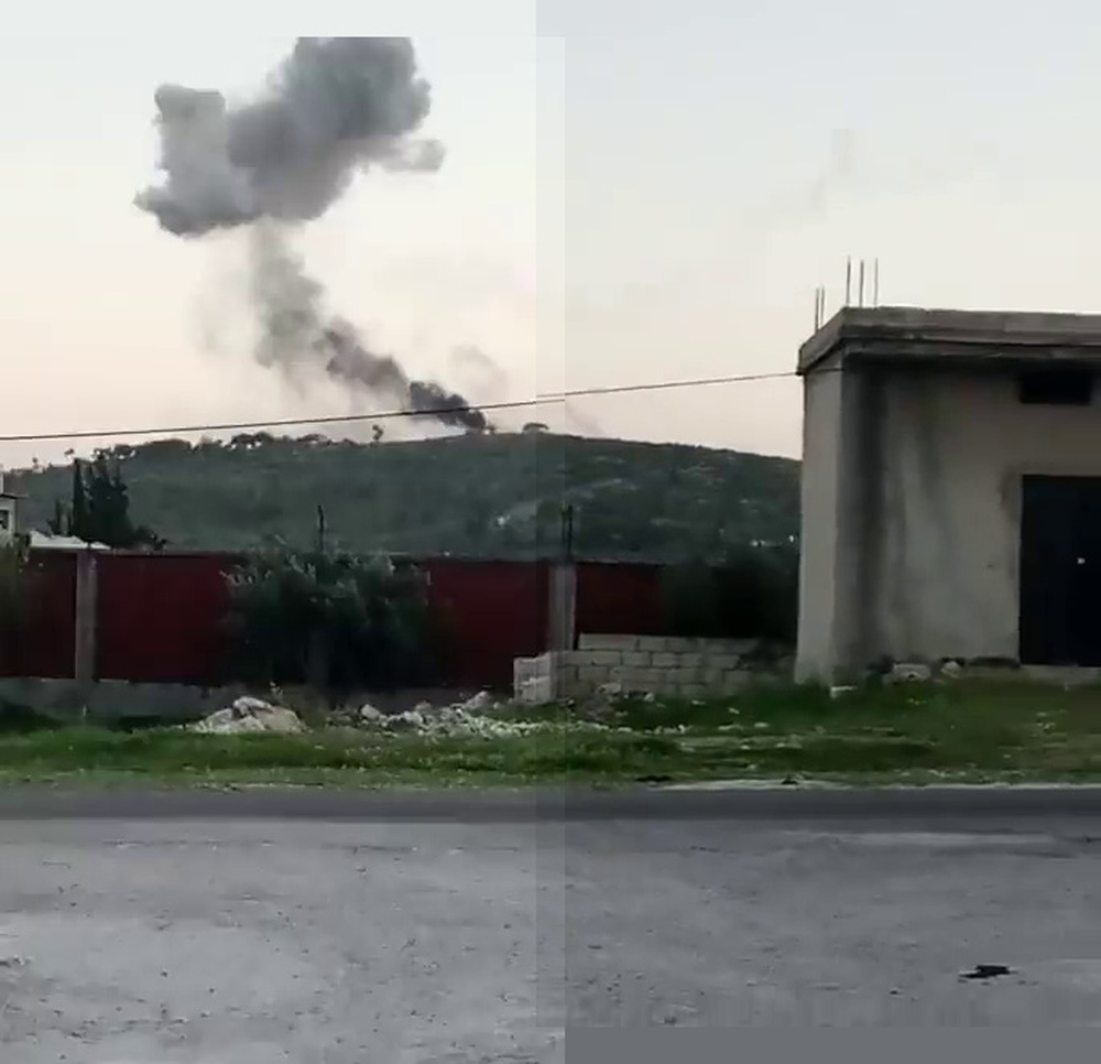 Chiến sự đang nóng ở Hama, Israel bất ngờ ra tay dồn dập: Tên lửa S-300 nằm im, bất lực - Ảnh 4.