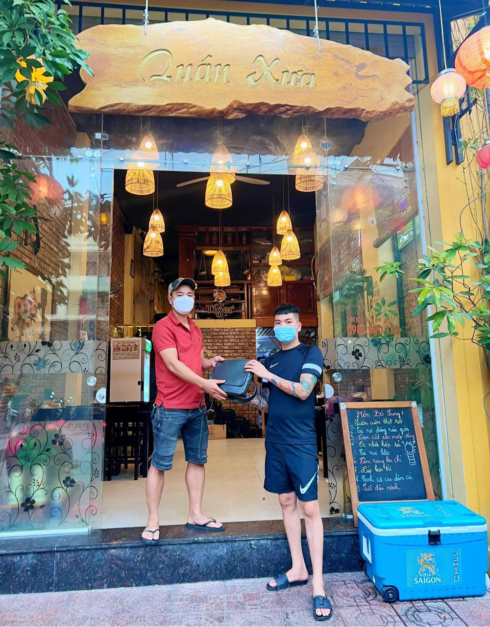 Chủ quán ngồi chờ 6 tiếng để trả chiếc túi có nhiều cục tiền cho khách, không dám rời mắt - Ảnh 7.