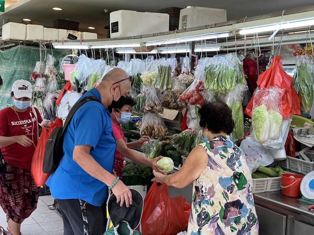 Sức hút bất ngờ tại chợ truyền thống Singapore khiến người dân mê mẩn hơn cả siêu thị? - Ảnh 1.