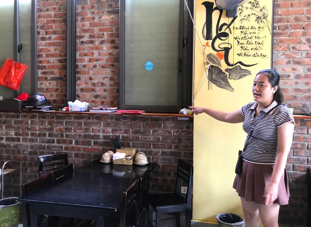 Chủ quán ngồi chờ 6 tiếng để trả chiếc túi có nhiều cục tiền cho khách, không dám rời mắt - Ảnh 5.