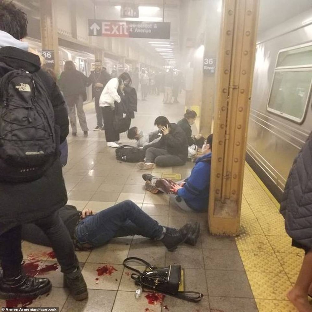 Nhiều người bị bắn trong ga tàu điện ngầm ở New York, nghi phạm vẫn đang lẩn trốn - Ảnh 2.