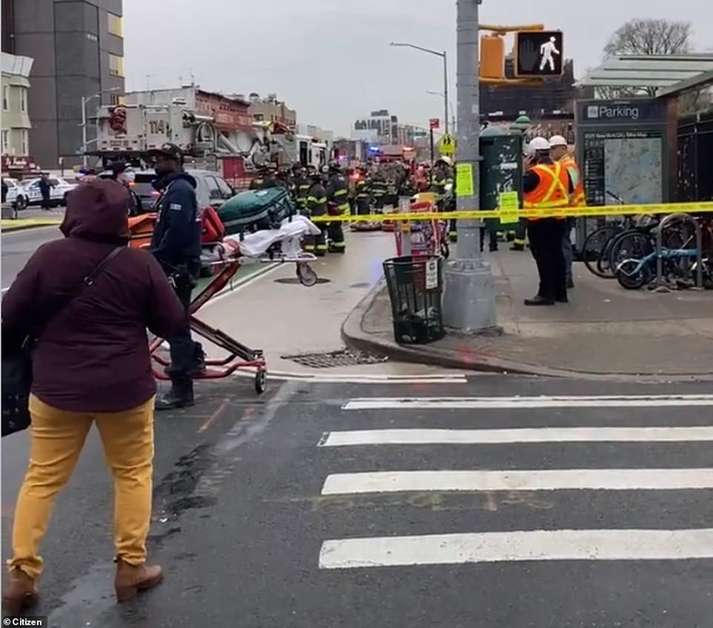 Nhiều người bị bắn trong ga tàu điện ngầm ở New York, nghi phạm vẫn đang lẩn trốn - Ảnh 3.