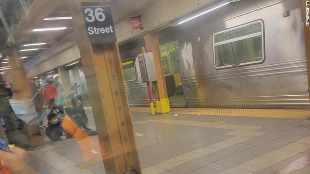 Nhiều người bị bắn trong ga tàu điện ngầm ở New York, nghi phạm vẫn đang lẩn trốn - Ảnh 1.