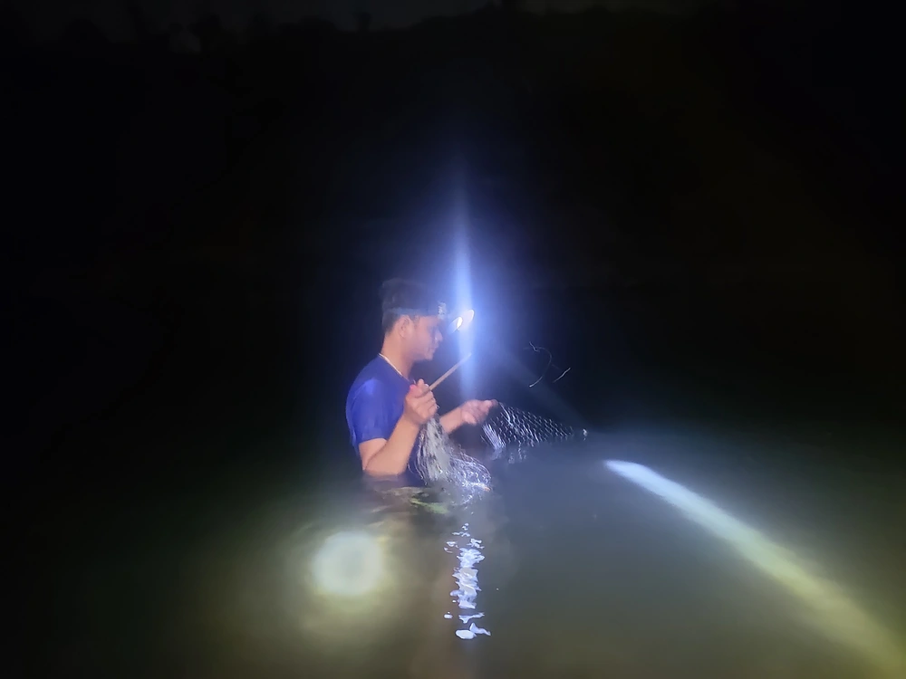 Xuyên đêm săn cá mát - đặc sản độc nhất vô nhị ở vùng cao tỉnh Quảng Trị - Ảnh 2.