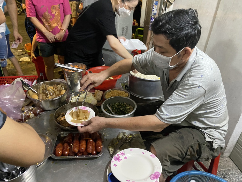 Người dương gian tấp nập đi ăn cơm âm phủ ở Sài Gòn: Bán giờ oái oăm, cả trăm ngàn/dĩa - Ảnh 3.